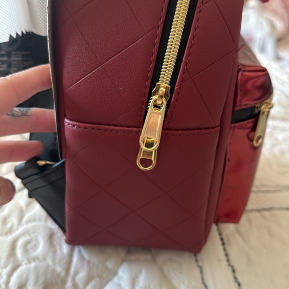 Loungefly New with Tag/Bag backpack Minnie Mouse Black & Burgundy Quilted Disney - Picture 5 of 11